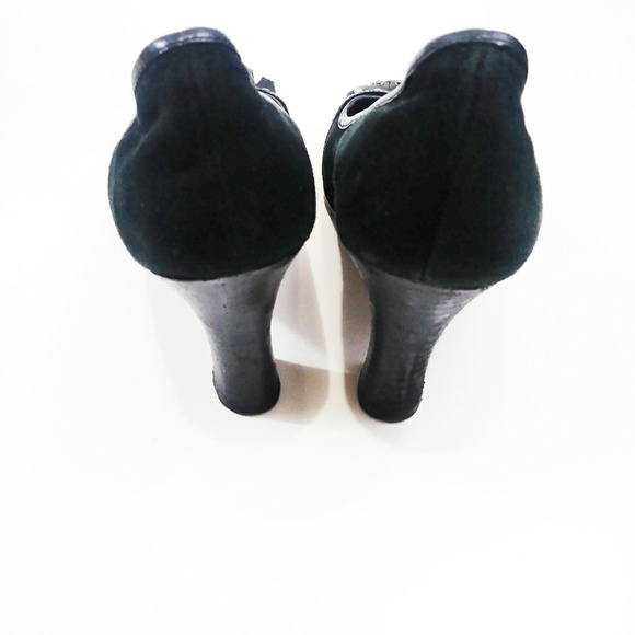 🚺 YELLOW BOX Black Suede & Leather Pumps - Picture 3 of 5